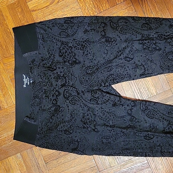BoomBoom Black Flocked Paisley Leggings Size Large - Picture 6 of 9